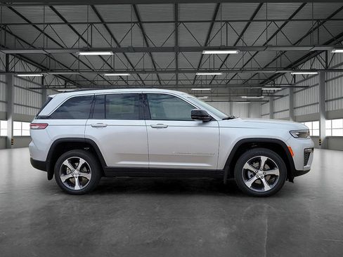 New 2026 Jeep Grand Cherokee Limited RWD image 5