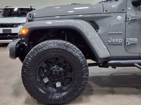 Used 2018 Jeep Wrangler Unlimited Sahara image 5