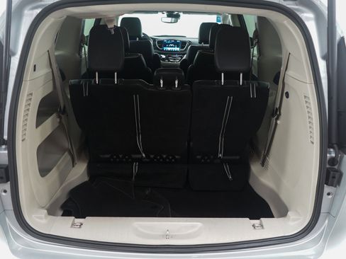 Used 2024 Chrysler Pacifica Limited image 18