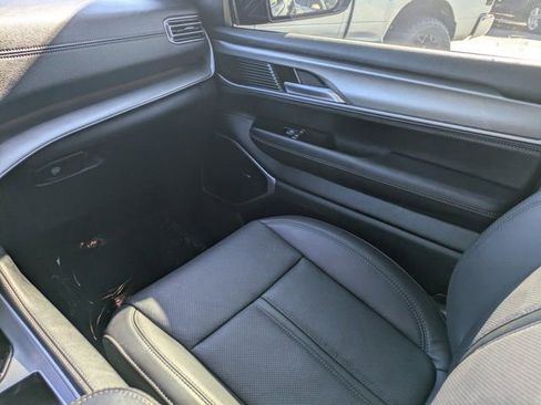 Used 2025 Jeep Wagoneer L Series II image 15