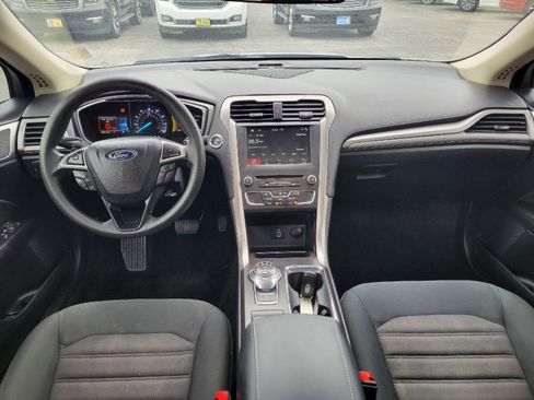 Used 2017 Ford Fusion SE w/ Fusion SE Technology Package FWD image 4