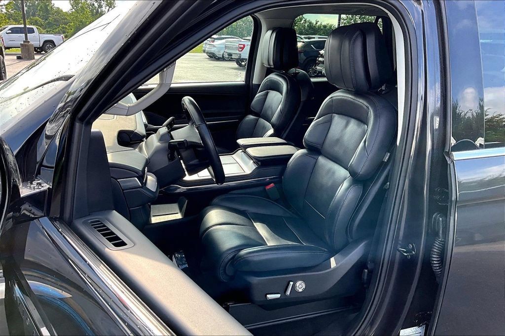 Used 2025 Lincoln Navigator Reserve AWD/4WD image 23