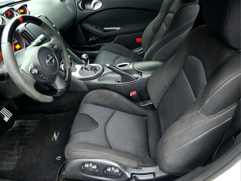 Used 2016 Nissan 370Z NISMO image 9