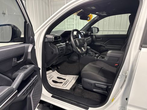 Used 2025 Toyota 4Runner SR5 AWD/4WD image 17