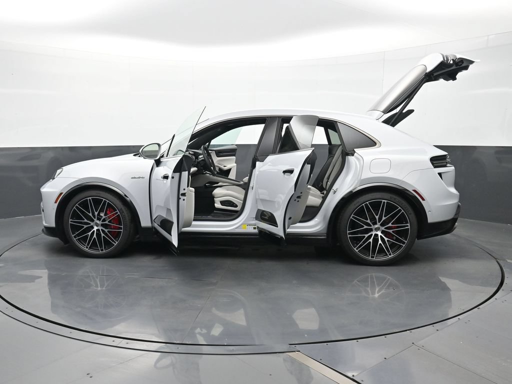 Certified 2025 Porsche Macan Turbo Electric AWD/4WD image 31