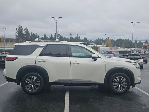 Certified 2023 Nissan Pathfinder SL w/ Lighting Package (N92) image 6