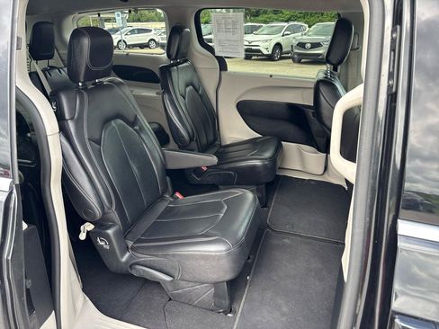 Used 2022 Chrysler Pacifica Touring-L FWD image 24
