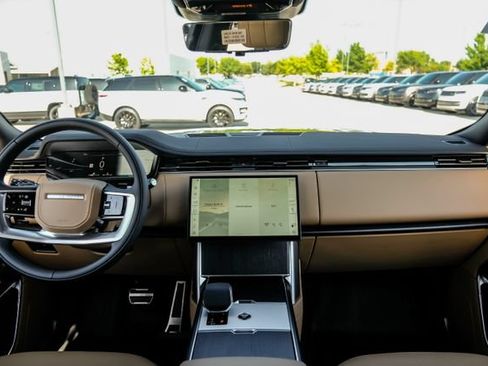 New 2026 Land Rover Range Rover Long Wheelbase SE AWD/4WD image 17