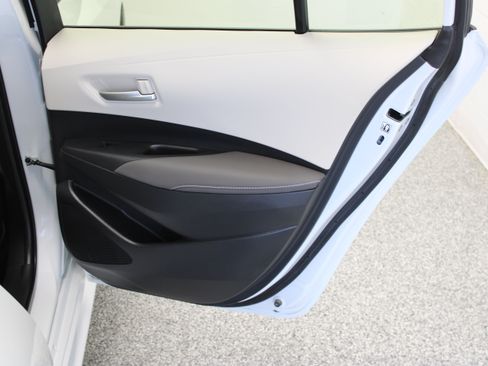 Used 2025 Toyota Corolla XLE FWD image 31