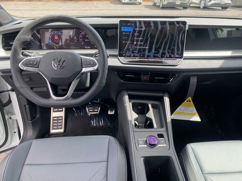 New 2026 Volkswagen Tiguan SE R-Line FWD image 12