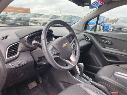 Used 2022 Chevrolet Trax LT w/ LT Convenience Package image 10