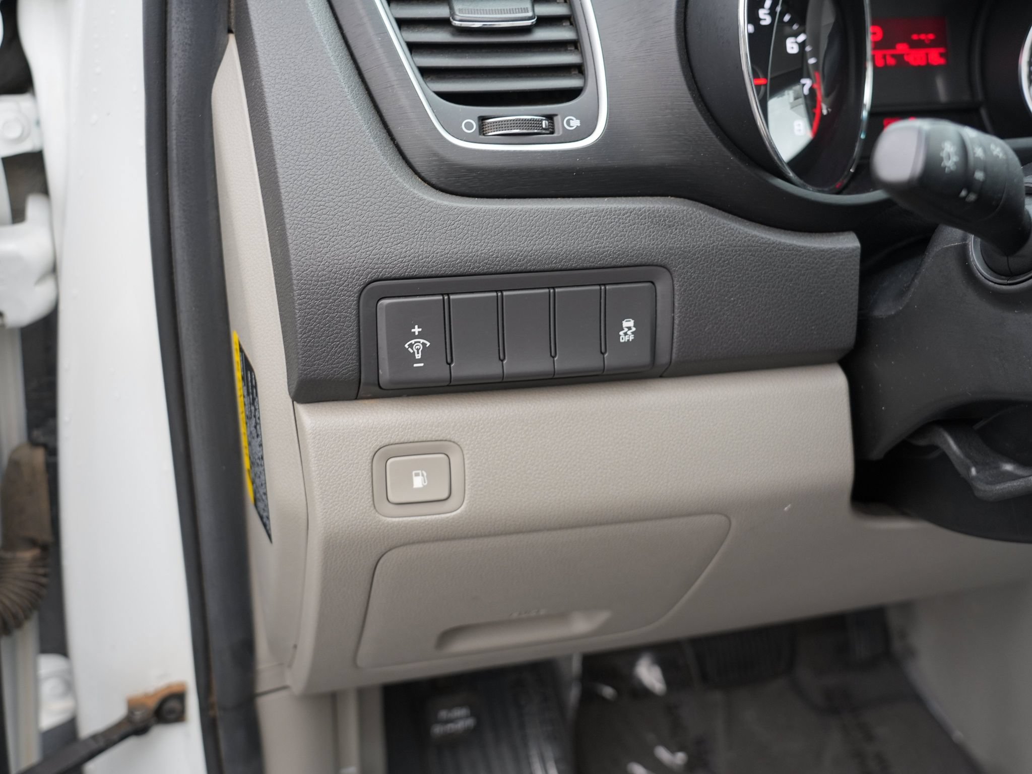 Used 2018 Kia Sedona L FWD image 17