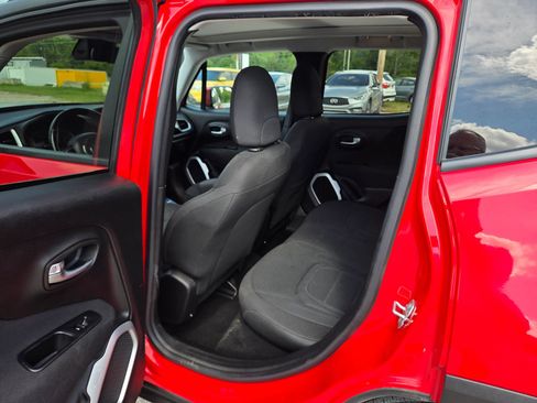 Used 2018 Jeep Renegade Latitude w/ Cold Weather Group AWD/4WD image 15