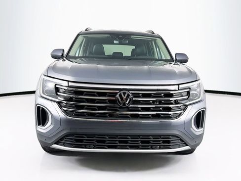 Used 2024 Volkswagen Atlas SE image 2