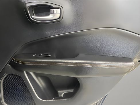 Used 2019 Jeep Compass Latitude w/ Cold Weather Group image 13