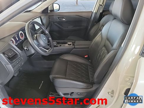 Used 2021 Nissan Rogue Platinum image 2