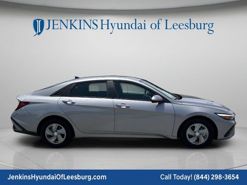 New 2025 Hyundai Elantra SE FWD image 3