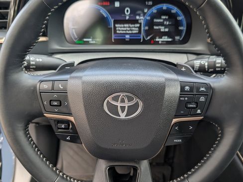 Used 2025 Toyota Crown Signia AWD/4WD image 18
