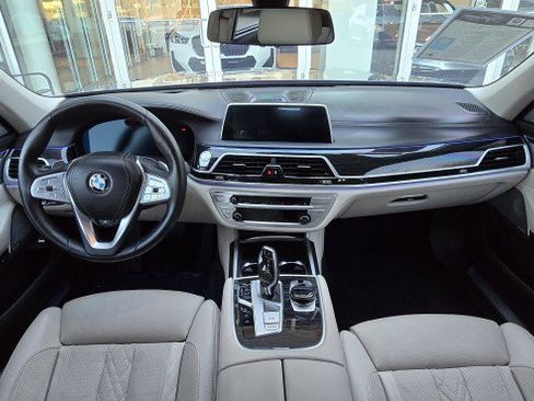 Used 2021 BMW 750i xDrive w/ Executive Package image 25