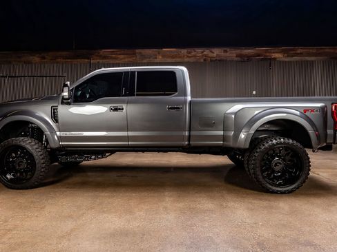 Used 2022 Ford F450 Platinum w/ FX4 Off-Road Package image 5
