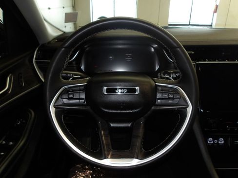 Used 2023 Jeep Grand Cherokee L Limited AWD/4WD image 14