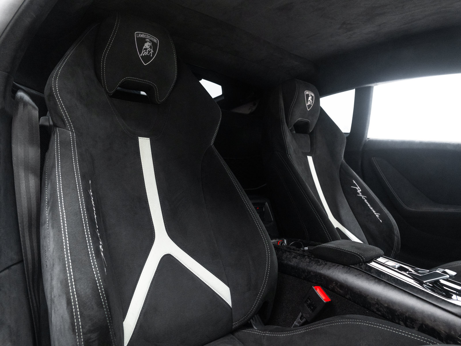Used 2018 Lamborghini Huracan Performante AWD/4WD image 38