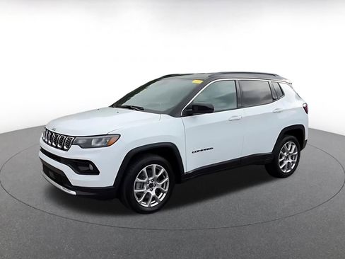 Used 2025 Jeep Compass Limited AWD/4WD image 8