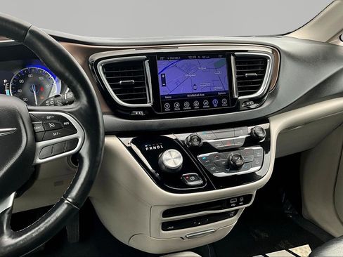 Used 2017 Chrysler Pacifica Touring-L Plus image 10