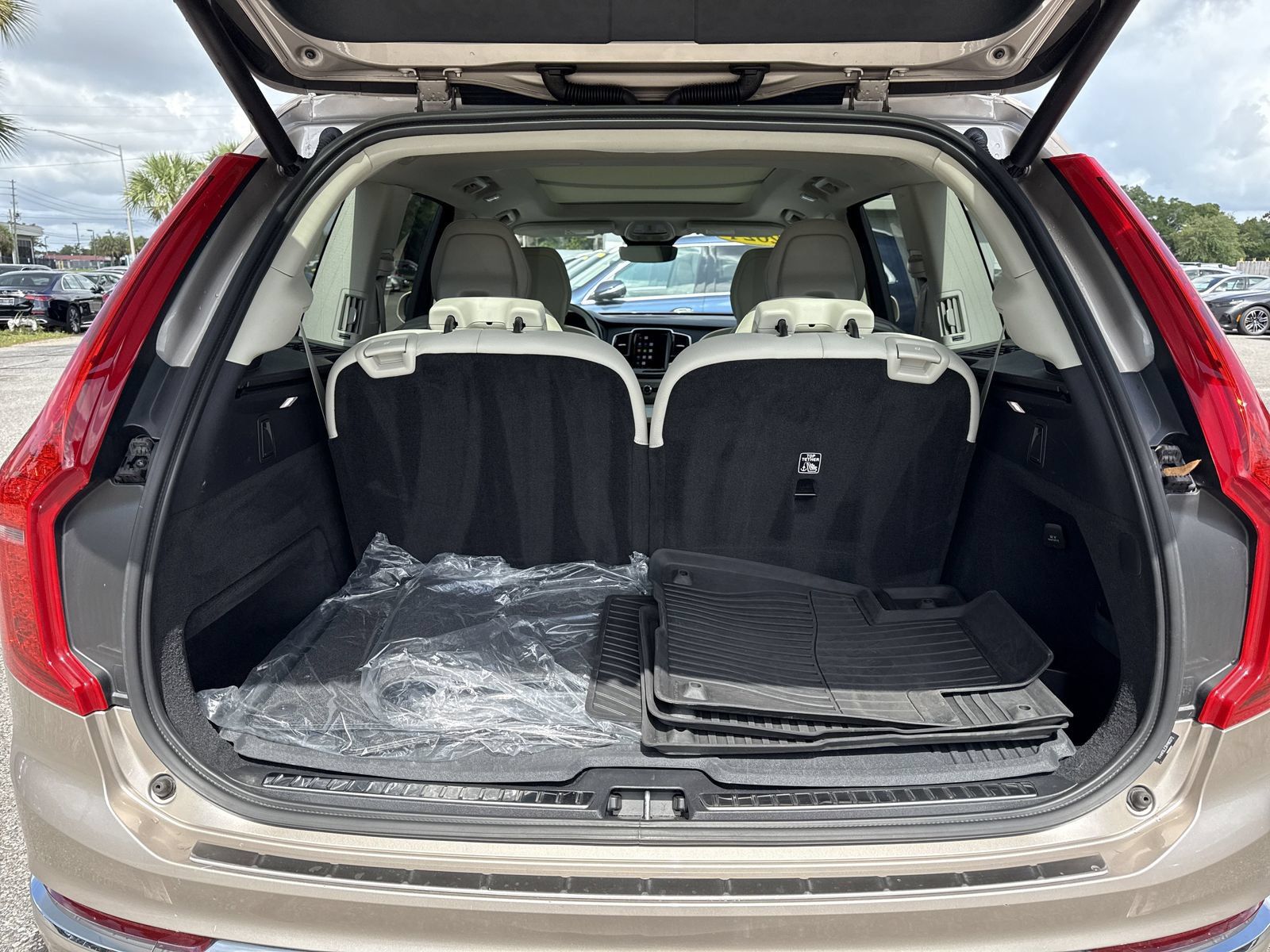 Used 2024 Volvo XC90 T8 Plus w/ Protection Package Premier AWD/4WD image 34