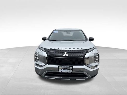 Used 2022 Mitsubishi Outlander SE image 2