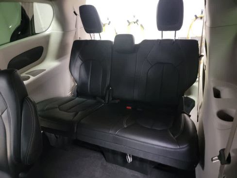 Used 2024 Chrysler Pacifica Touring-L image 14