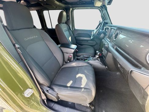 Used 2022 Jeep Wrangler Unlimited Sahara w/ Cold Weather Group AWD/4WD image 32