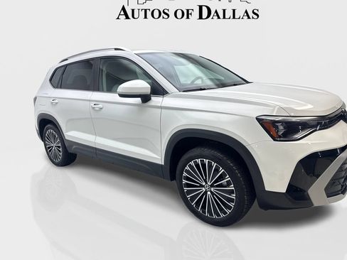 Used 2025 Volkswagen Taos SE w/ Panoramic Sunroof Package FWD image 12
