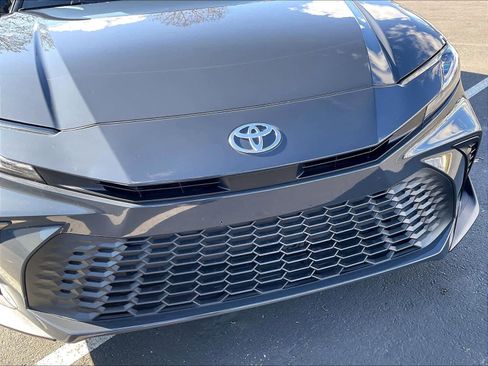 Used 2025 Toyota Camry SE image 33