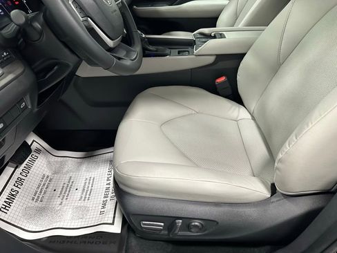 Used 2025 Toyota Grand Highlander AWD image 13