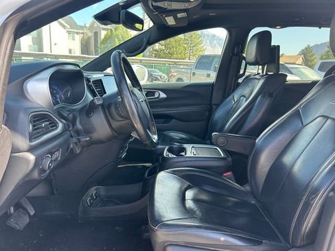 Used 2020 Chrysler Pacifica Touring-L Plus FWD image 25