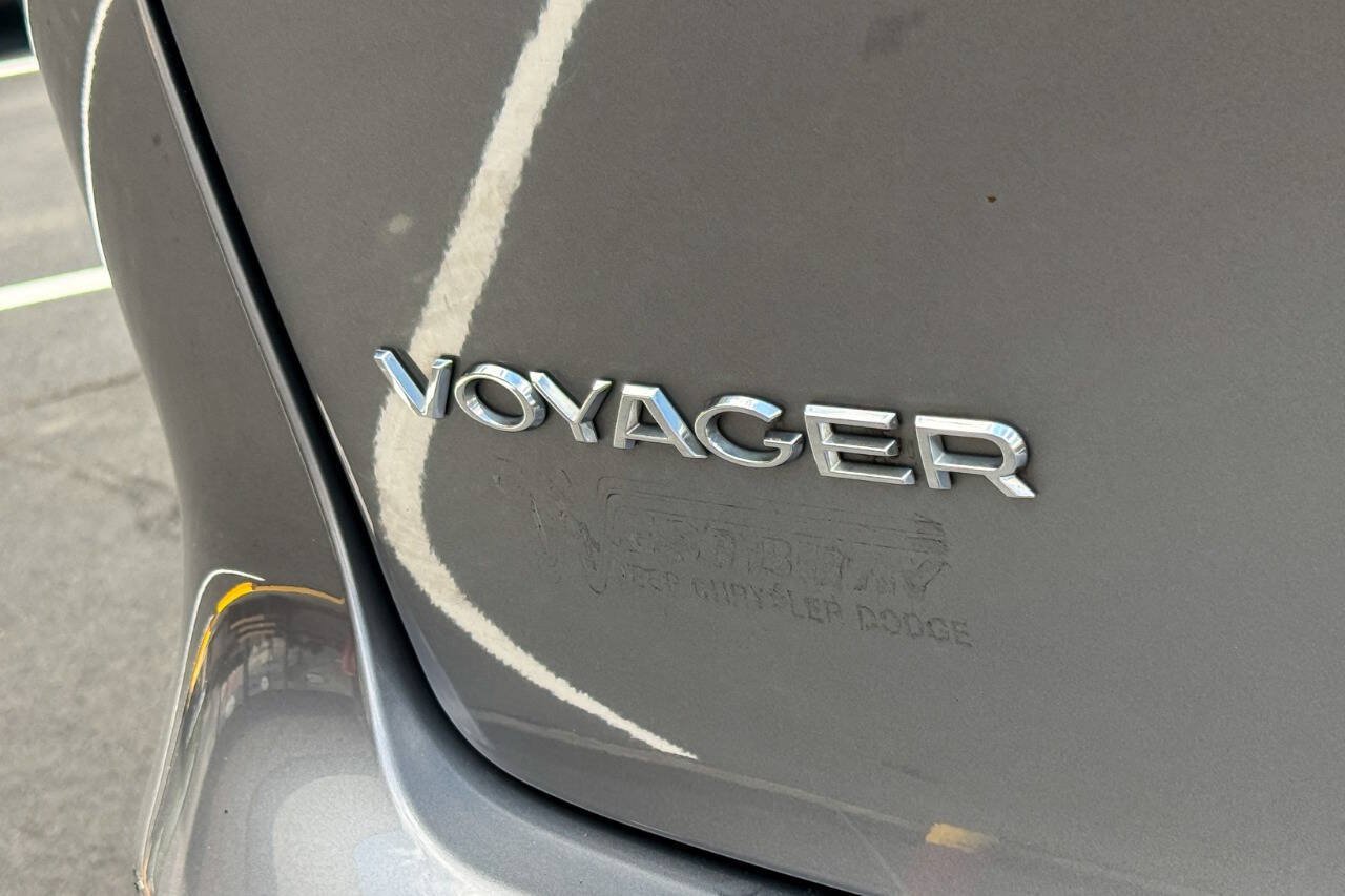 Used 2020 Chrysler Voyager L FWD image 15