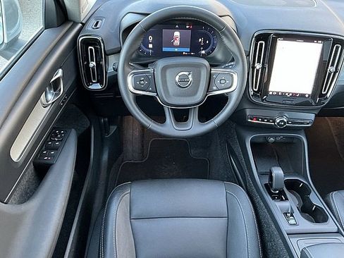 Certified 2025 Volvo XC40 B5 Core image 5