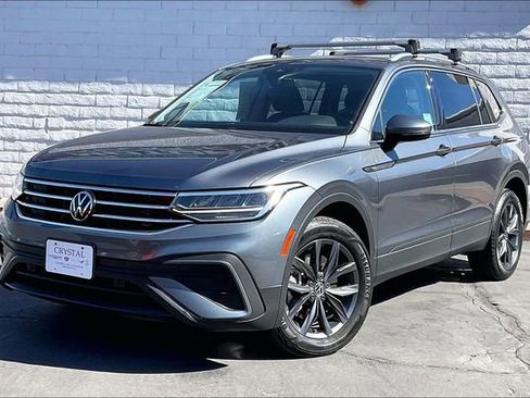 Used 2022 Volkswagen Tiguan SE w/ Panoramic Sunroof Package image 1