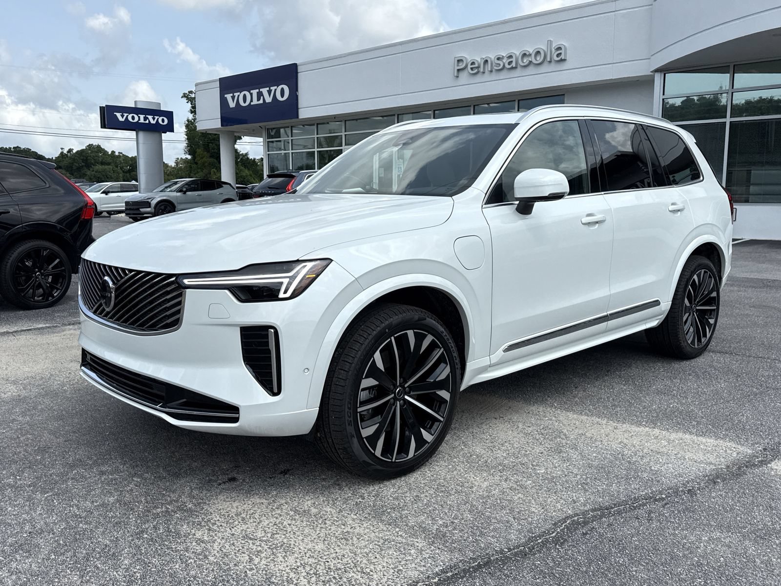 New 2026 Volvo XC90 T8 Plus w/ Protection Package Premier AWD/4WD image 1
