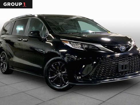 Used 2024 Toyota Sienna XSE w/ XSE Plus Package AWD/4WD image 3