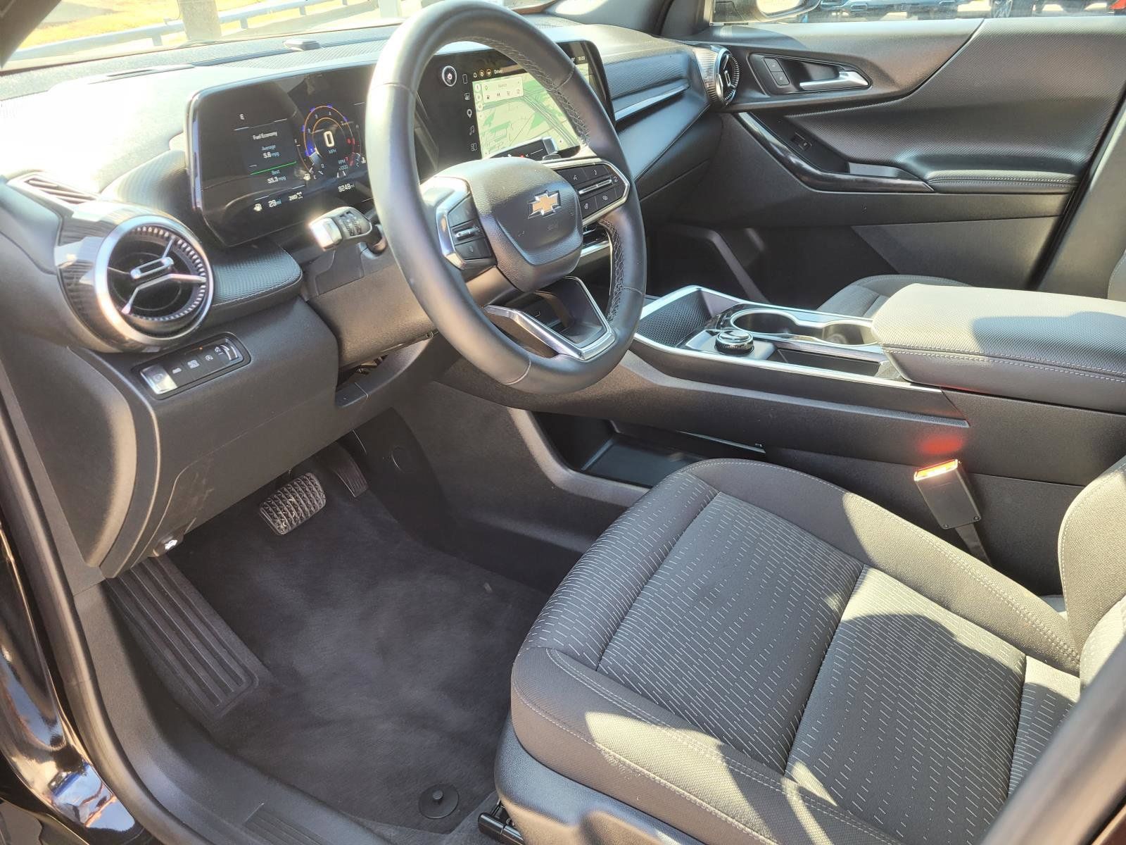 Used 2026 Chevrolet Equinox LT AWD/4WD image 2