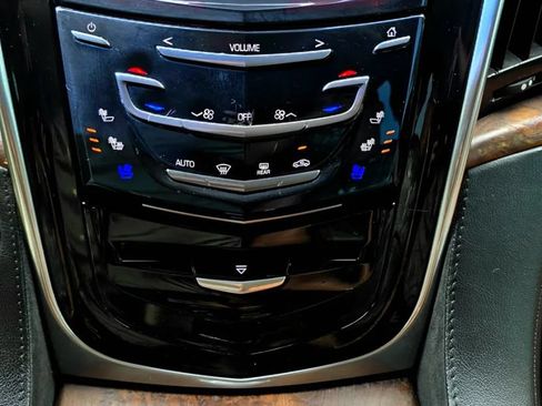 Used 2017 Cadillac Escalade ESV Luxury AWD/4WD image 6