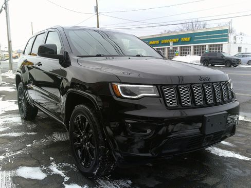 Used 2022 Jeep Grand Cherokee Laredo X image 8