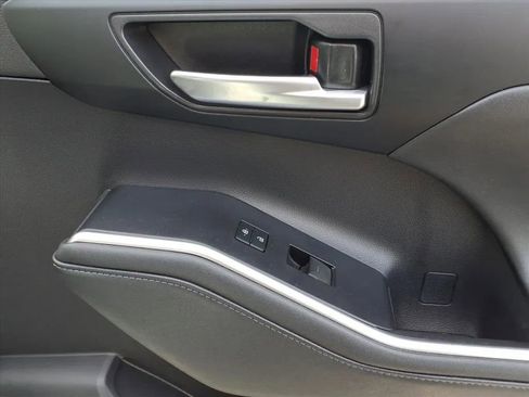 Used 2020 Toyota Highlander XLE image 11