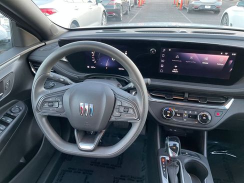Used 2025 Buick Envista Preferred image 33