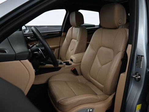 Certified 2022 Porsche Macan image 5