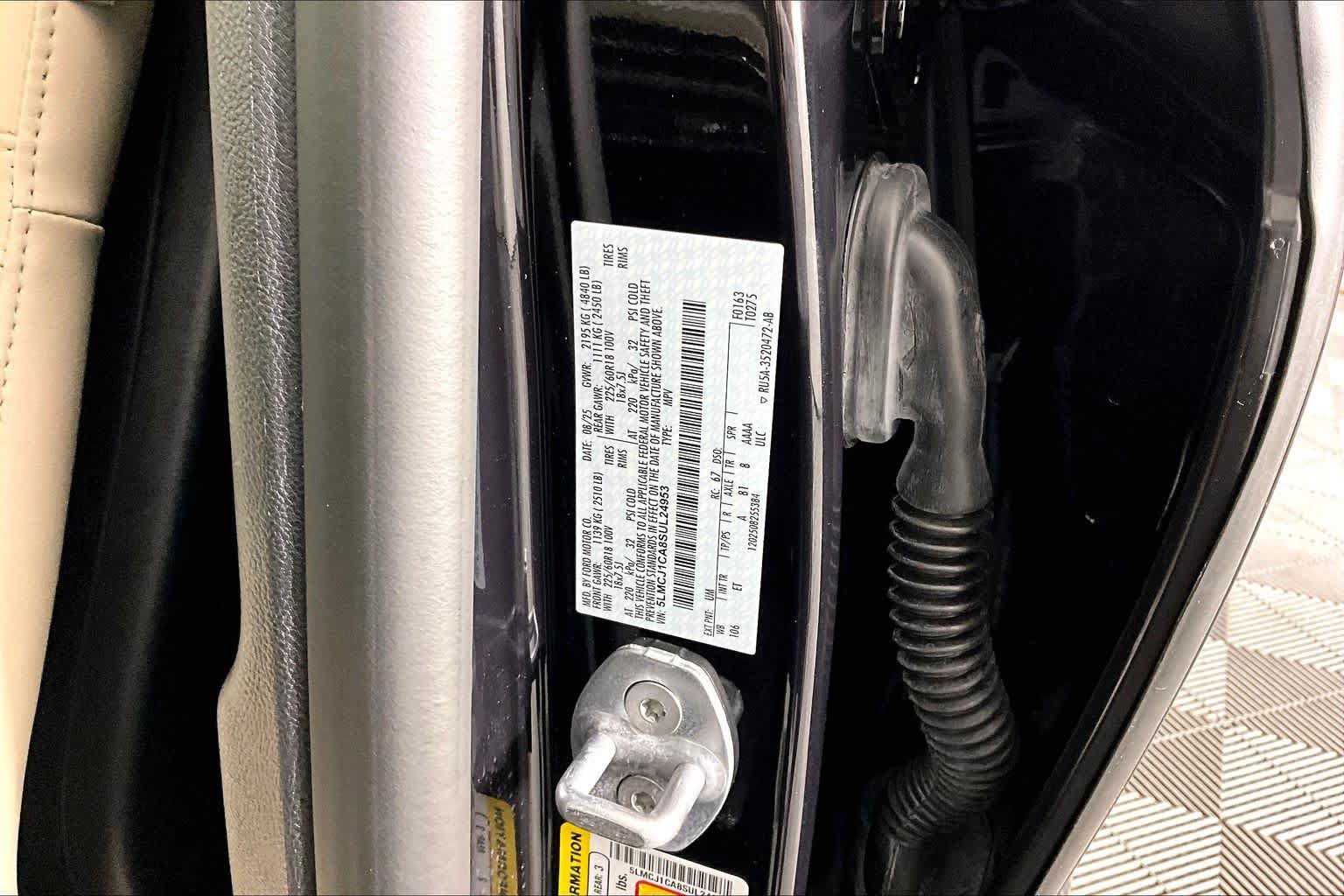 Used 2025 Lincoln Corsair FWD image 36