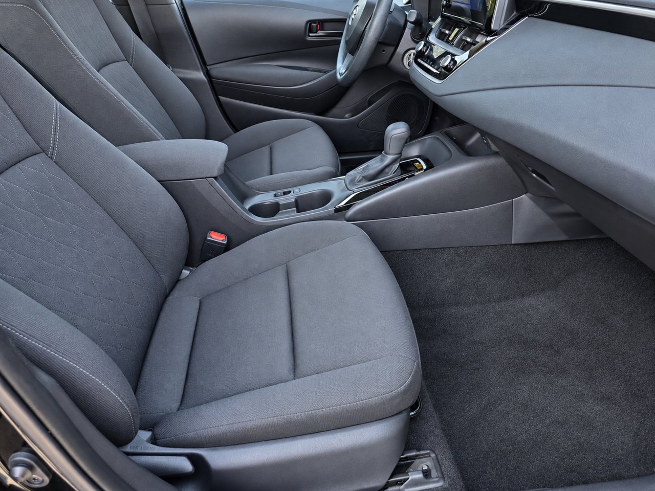 Used 2025 Toyota Corolla LE FWD image 21