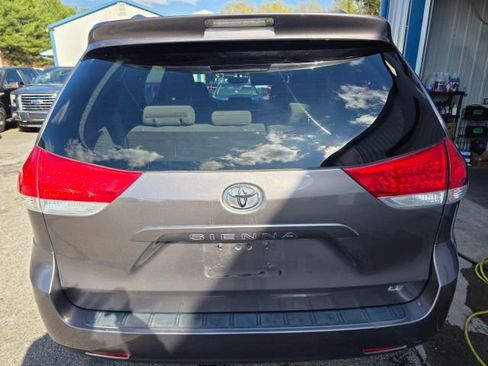 Used 2011 Toyota Sienna LE image 6